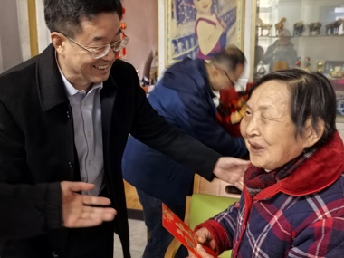 学校开展离退休教职工春节走访慰问活动