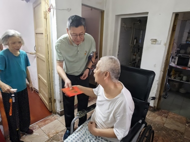 退休教职工党委“七一”前夕走访慰问生活困难老党员